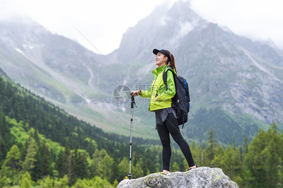 戶外登山杖運(yùn)動的女生
