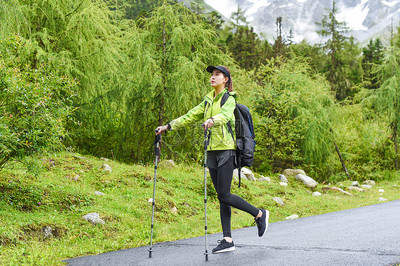 戶(hù)外登山杖運(yùn)動(dòng)的女生